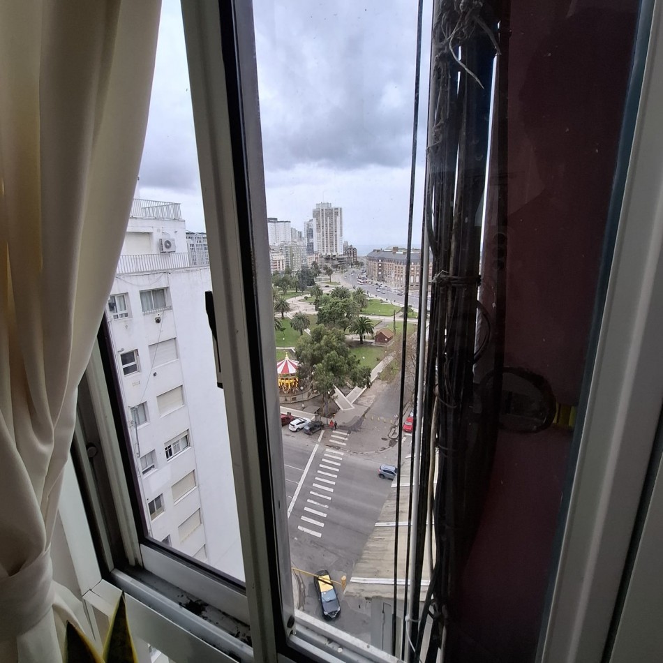 Departamento ambiente y medio en impecable estado hermosa vista a plaza colon