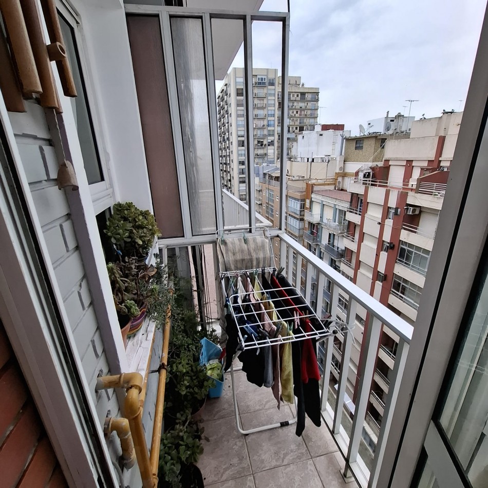 Departamento ambiente y medio en impecable estado hermosa vista a plaza colon