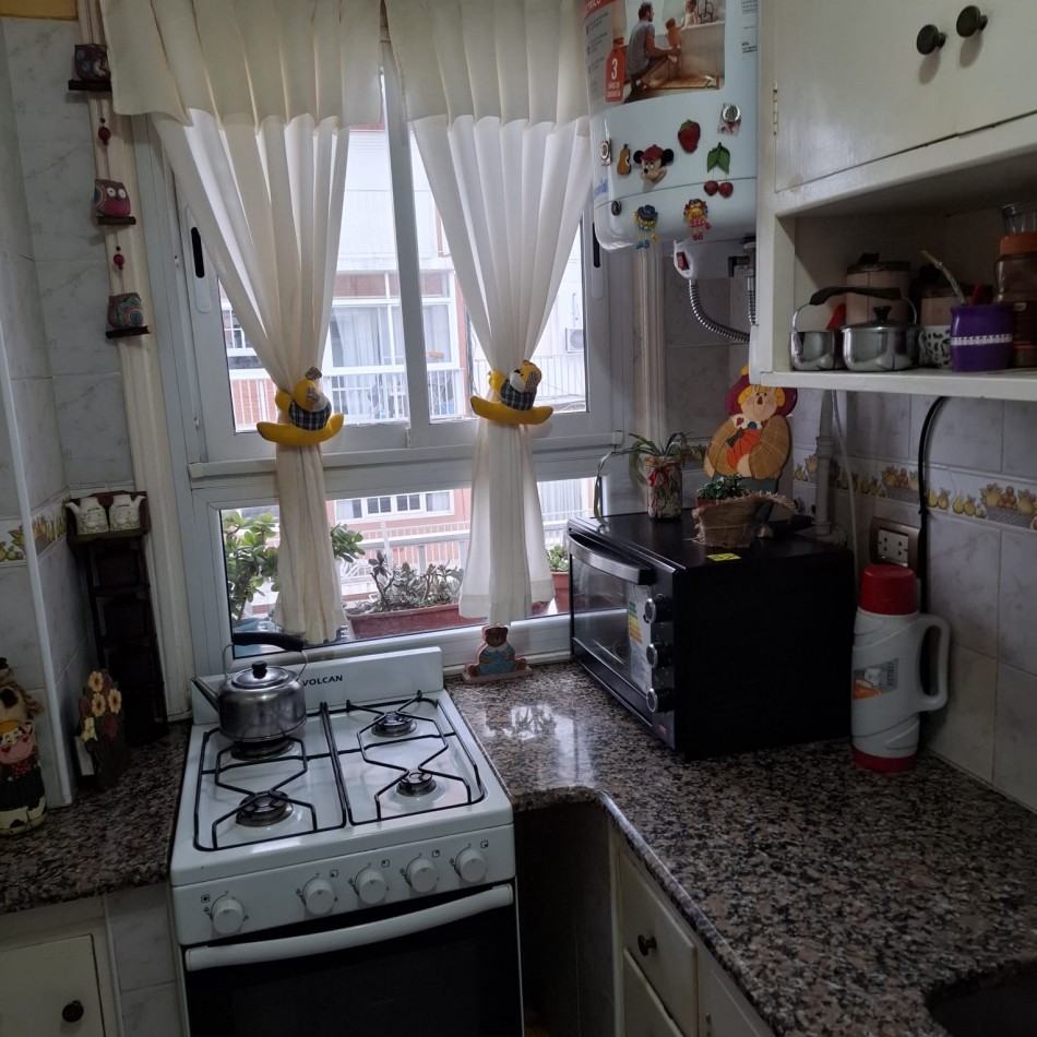 Departamento ambiente y medio en impecable estado hermosa vista a plaza colon
