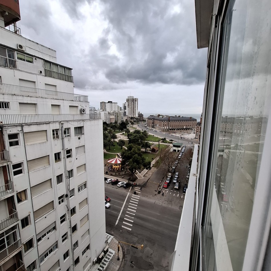Departamento ambiente y medio en impecable estado hermosa vista a plaza colon