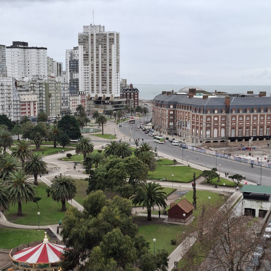 Departamento ambiente y medio en impecable estado hermosa vista a plaza colon