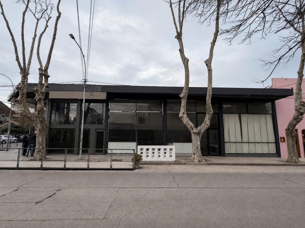 importante local en alquiler en la mejor esquina de guemes